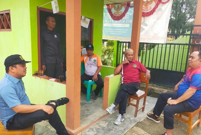 Ngopi Pagi Penuh Makna: Waka Sarpras Sambangi Pos Satpam, Diskusikan Sarana Madrasah Ngopi Pagi Penuh Makna: Waka Sarpras Sambangi Pos Satpam, Diskusikan Sarana Madrasah