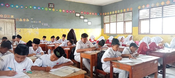 Antusiasme Siswa Kelas VIII B MTsN 4 Bungo dalam Pembelajaran IPS Bersama Ibu Ermita, S.E.