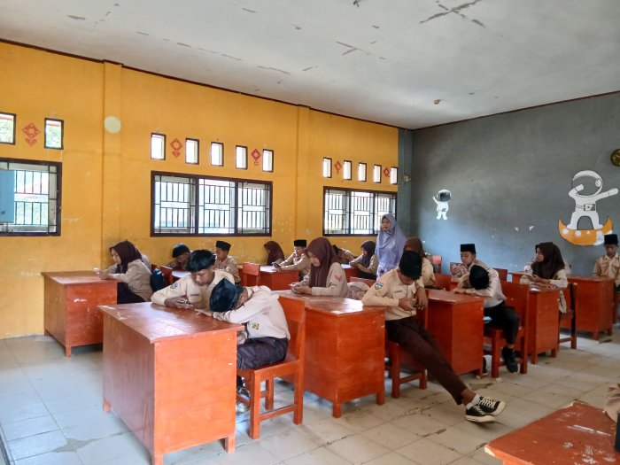 Pengawas Asesmen Laksanakan Pengawasan Ketat Sesuai Tata Tertib di MTsN 4 Bungo Pengawas Asesmen Laksanakan Pengawasan Ketat Sesuai Tata Tertib di MTsN 4 Bungo