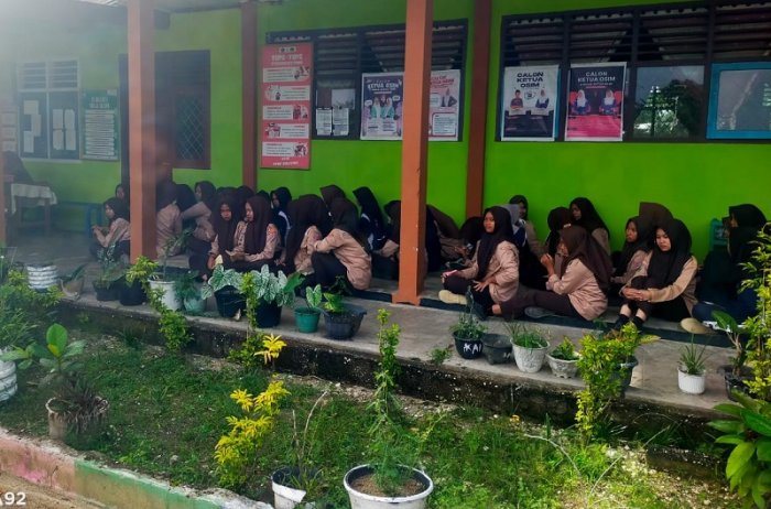 Inisiatif Positif: Siswi MTsN 4 Bungo Diskusi Kesehatan Perempuan di Teras Madrasah Inisiatif Positif: Siswi MTsN 4 Bungo Diskusi Kesehatan Perempuan di Teras Madrasah