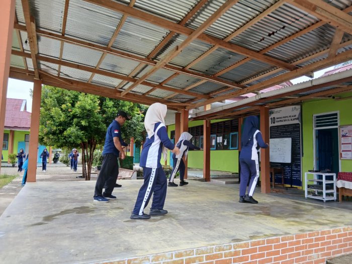 Energi Pagi MTsN 4 Bungo: Senam Kewer-Kewer Massal Satukan Siswa, Guru, dan Staf TU. Energi Pagi MTsN 4 Bungo: Senam Kewer-Kewer Massal Satukan Siswa, Guru, dan Staf TU.