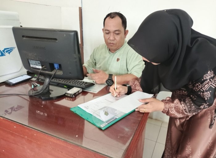 Guru MTsN 4 Bungo Calon Peserta PPG Dalam Jabatan Batch IV Siapkan Berkas Lapor Diri