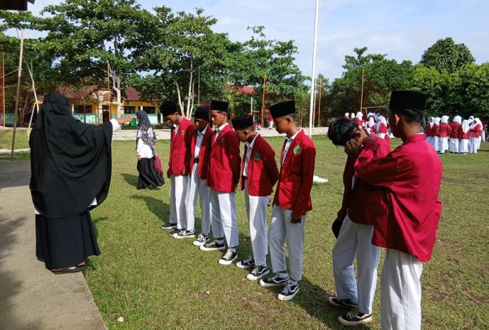 Disiplin Dimulai dari Seragam, Guru BK MTsN 4 Bungo Lakukan Evaluasi Rutin