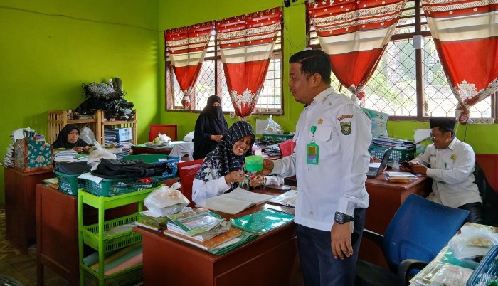 Memanfaatkan Waktu Istirahat, Waka Humas Turut Goncang Arisan Guru di MTsN 4 Bungo