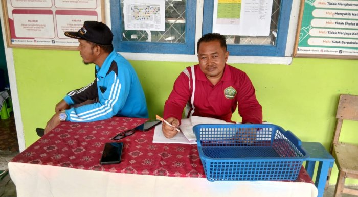 Semangat Pagi! Guru Piket MTsN 4 Bungo Siap Cek Kehadiran Siswa Semangat Pagi! Guru Piket MTsN 4 Bungo Siap Cek Kehadiran Siswa
