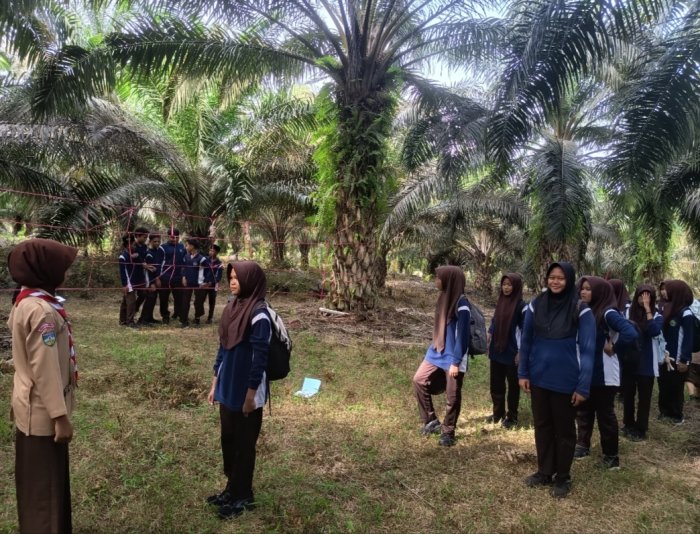 Seru dan Menantang! Siswa MTsN 4 Bungo Lewati Rintangan dalam Hiking Penilaian Pramuka
