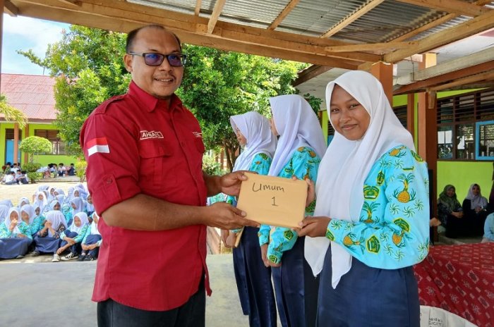 Pacu Semangat Juara, Kepala MTsN 4 Bungo Hadiahi Peraih Nilai Tertinggi Kejutan Spesial Pacu Semangat Juara, Kepala MTsN 4 Bungo Hadiahi Peraih Nilai Tertinggi Kejutan Spesial