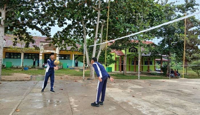 MTsN 4 Bungo Gelar Ujian Praktik PJOK: Siswa Kelas 9A Kuasai Servis dan Passing Volly