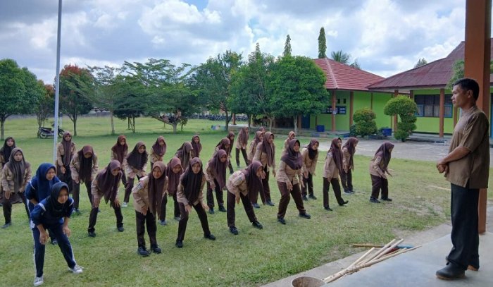 Pancarkan Energi Positif, Pramuka Putri MTsN 4 Bungo Goyang Lapangan dengan Senam Pramuka Pancarkan Energi Positif, Pramuka Putri MTsN 4 Bungo Goyang Lapangan dengan Senam Pramuka