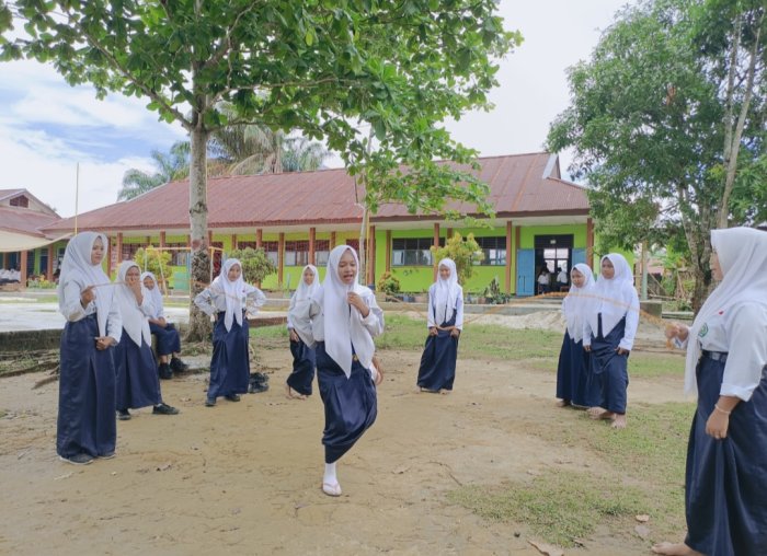 Siswa MTsN 4 Bungo Lestarikan Permainan Tradisional Lompat Tali Siswa MTsN 4 Bungo Lestarikan Permainan Tradisional Lompat Tali