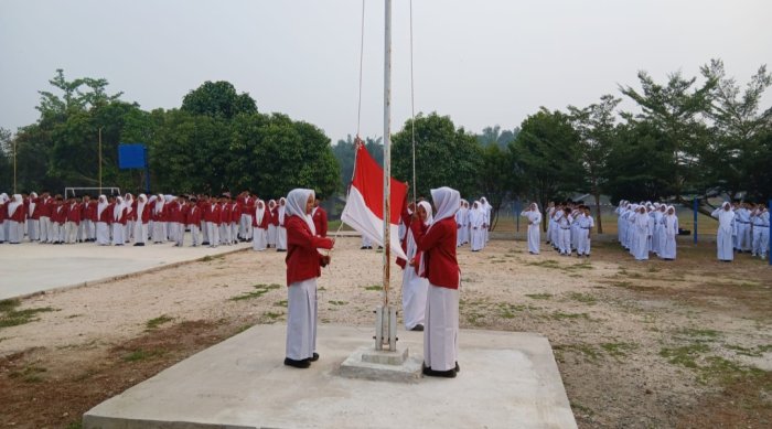 Petugas Upacara Kelas VIII B MTsN 4 Bungo Tampil Disiplin dan Bertanggung Jawab