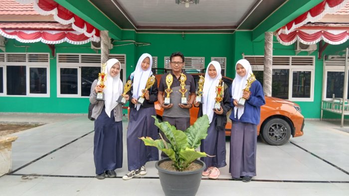 BORONG PIALA! MTsN 4 Bungo Tatap KOMPAS Provinsi, Koordinator Buka Suara soal Kunci Sukses dan Target Selanjutnya BORONG PIALA! MTsN 4 Bungo Tatap KOMPAS Provinsi, Koordinator Buka Suara soal Kunci Sukses dan Target Selanjutnya