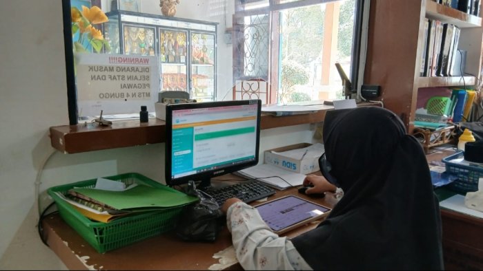 Validasi Data PTK, Staf TU MTsN 4 Bungo Selesaikan Pencetakan Dokumen S25a
