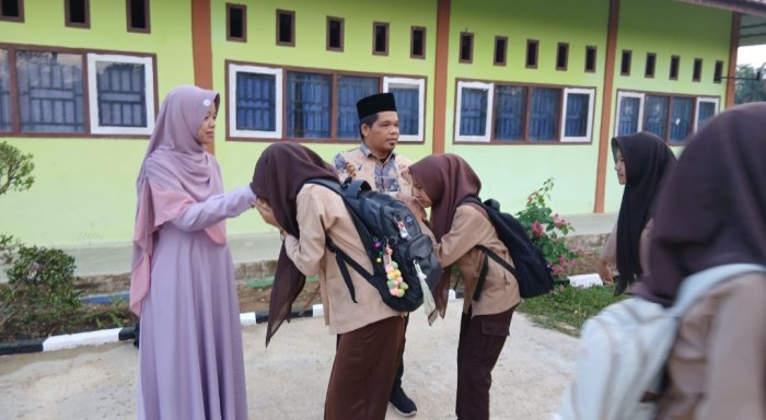 Ciptakan Suasana Madrasah yang Ramah, Guru MTsN 4 Bungo Sambut Siswa dengan Budaya 5S