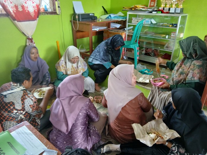 Momen Ishoma Penuh Canda: Guru MTsN 4 Bungo Nikmati Lauk Menggugah Selera Momen Ishoma Penuh Canda: Guru MTsN 4 Bungo Nikmati Lauk Menggugah Selera