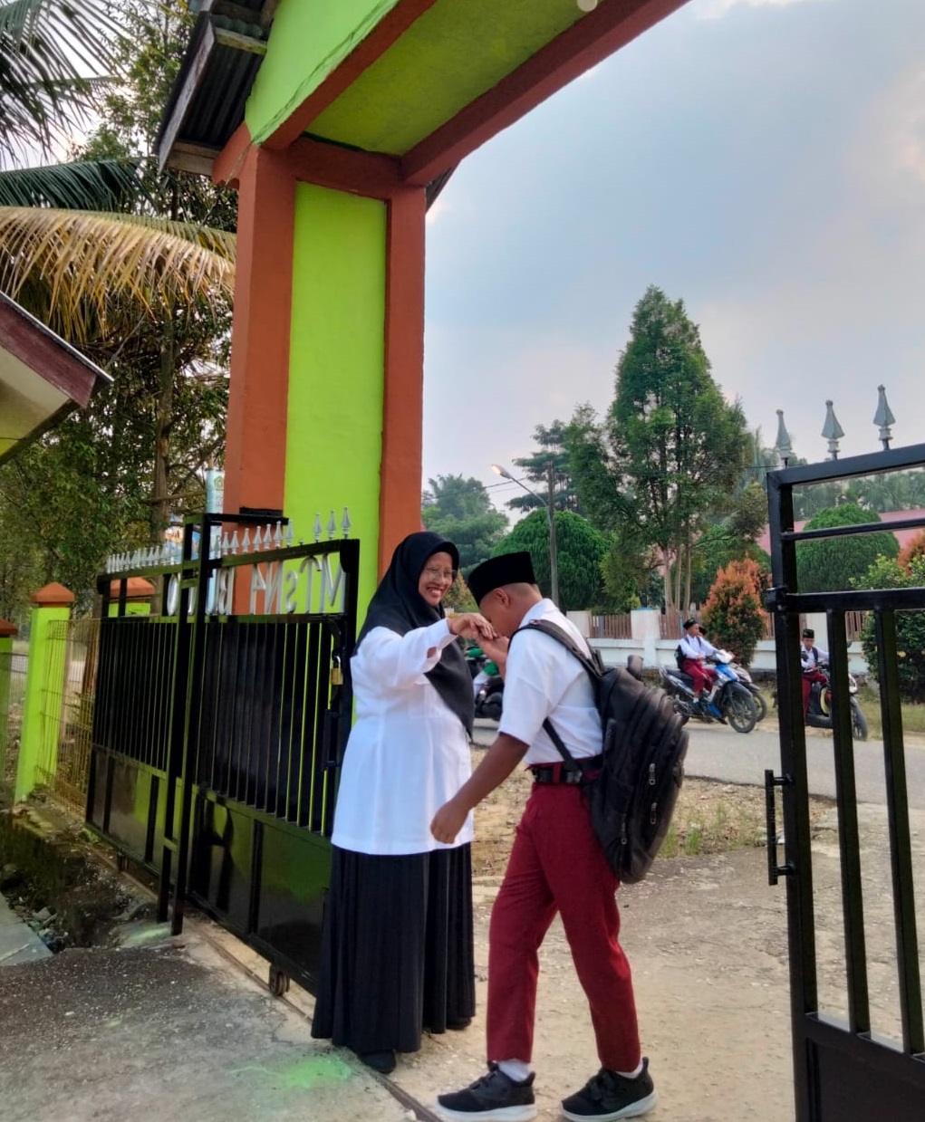 MENGENAL KARAKTER SISWA, MAJELIS GURU SAMBUT SISWA DI GERBANG MADRASAH