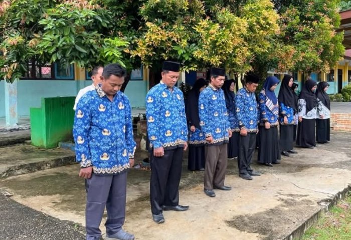 Kepala MTsN 4 Bungo Jelaskan Arti Penting Mengheningkan Cipta dalam Upacara Bendera