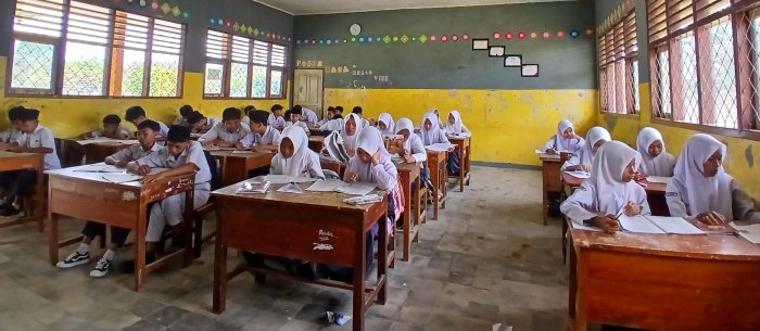 Kesungguhan Siswa Kelas VIII B MTsN 4 Bungo dalam Mengikuti Sumatif Mata Pelajaran Al-Quran Hadis Kesungguhan Siswa Kelas VIII B MTsN 4 Bungo dalam Mengikuti Sumatif Mata Pelajaran Al-Quran Hadis