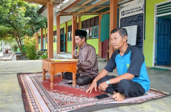 Kajian Khazanah Klasik: MTsN 4 Bungo Aktifkan Program Qiraatul Kutub Jumat Pagi Kajian Khazanah Klasik: MTsN 4 Bungo Aktifkan Program Qiraatul Kutub Jumat Pagi