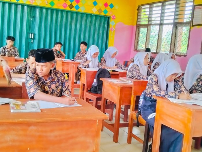 Bedah Soal Bahasa Inggris, Kelas IX A Siap Hadapi Sumatif Akhir Semester Bedah Soal Bahasa Inggris, Kelas IX A Siap Hadapi Sumatif Akhir Semester