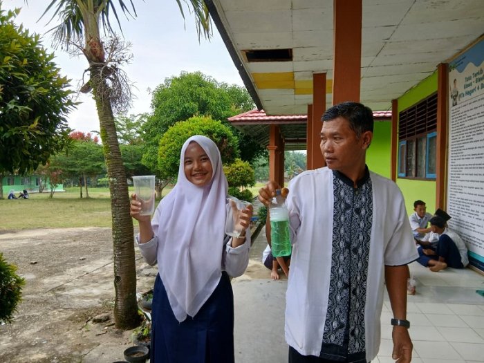 Siswa Kelas 9A MTsN 4 Bungo Antusias Uji Larutan Asam Basa Pakai Kunyit dan Bunga Sepatu Siswa Kelas 9A MTsN 4 Bungo Antusias Uji Larutan Asam Basa Pakai Kunyit dan Bunga Sepatu