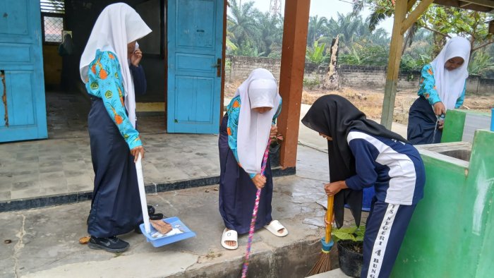 Budayakan Kedisiplinan dan Kebersihan, Siswa MTsN 4 Bungo Laksanakan Piket Pagi Sebelum KBM