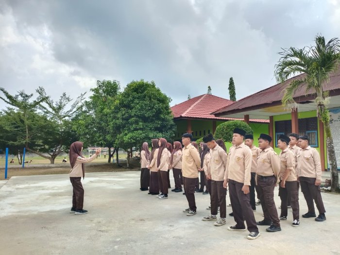 Asah Jiwa Patriotisme, Siswa Kelas IXc MTsN 4 Bungo Gelar Gladi Upacara Bendera