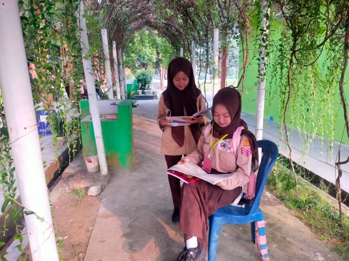 Siswa MTsN 4 Bungo Manfaatkan Taman untuk Belajar Jelang Ujian