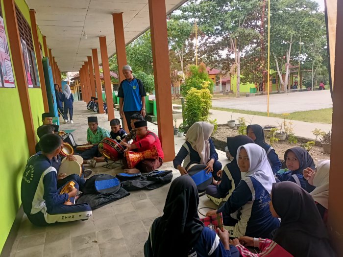 Kompak dan Religius, Hadroh Jadi Ekstrakurikuler Favorit di MTsN 4 Bungo