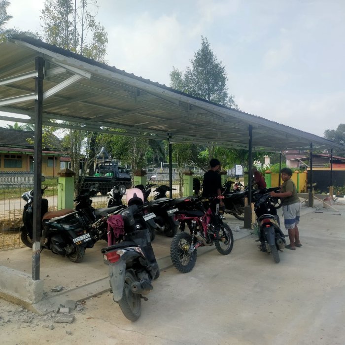 Demi Kenyamanan Kendaraan Guru dan Staf, Kepala MTsN 4 Bungo Bangun Sarana Parkir yang Sejuk Demi Kenyamanan Kendaraan Guru dan Staf, Kepala MTsN 4 Bungo Bangun Sarana Parkir yang Sejuk
