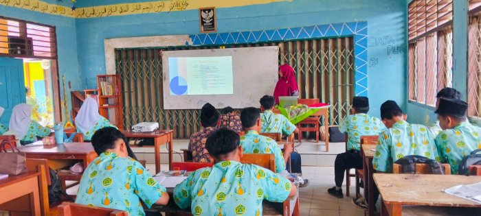 Pembelajaran Bahasa Inggris Kelas IX C MTsN 4 Bungo: Kuasai Degrees of Comparison Lewat Media Infokus
