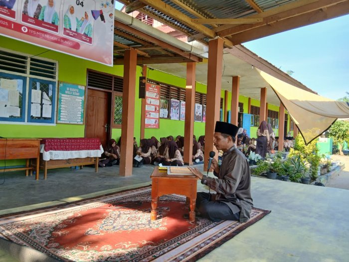 Jumat Berkah: Siswa MTsN 4 Bungo Ikuti Kegiatan Tahlil dan Yasin Bersama Jumat Berkah: Siswa MTsN 4 Bungo Ikuti Kegiatan Tahlil dan Yasin Bersama