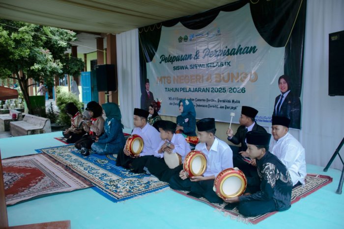 Guncang Panggung Pelepasan, Penampilan Memukau Tim Hadroh MTsN 4 Bungo Pukau Undangan