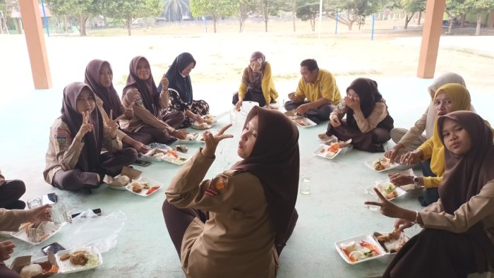 Lepas Penat dengan Ceria, Kehangatan Makan Bersama Tim OMI MTsN 4 Bungo Bangkitkan Semangat Juara Lepas Penat dengan Ceria, Kehangatan Makan Bersama Tim OMI MTsN 4 Bungo Bangkitkan Semangat Juara