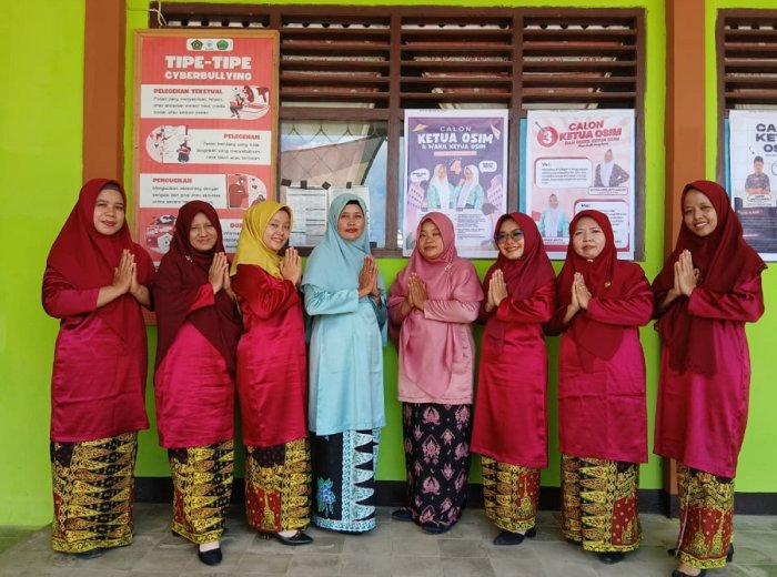 Pakaian Adat Melayu Teluk Balango Menghiasi Perayaan HUT Kabupaten Bungo ke-60 di MTsN 4 Bungo Pakaian Adat Melayu Teluk Balango Menghiasi Perayaan HUT Kabupaten Bungo ke-60 di MTsN 4 Bungo