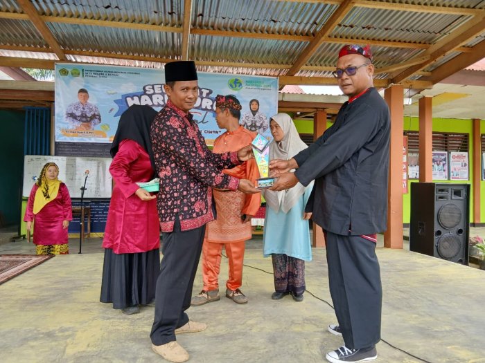 Kado Cinta di Hari Guru: Peserta Jambore MTsN 4 Bungo Persembahkan Piala Kemenangan Kado Cinta di Hari Guru: Peserta Jambore MTsN 4 Bungo Persembahkan Piala Kemenangan