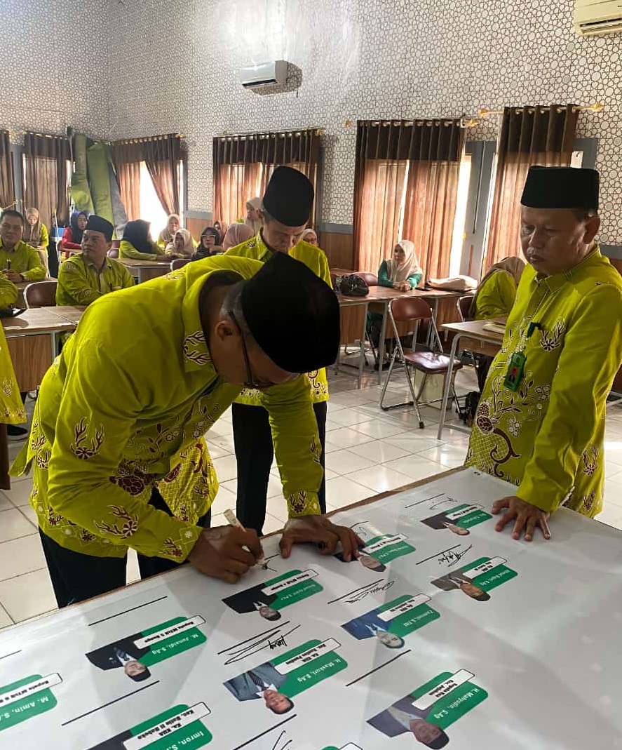 KEPALA MTS NEGERI 4 BUNGO TANDA TANGANI ZONA INTEGRITAS KANTOR KEMENAG BUNGO KEPALA MTS NEGERI 4 BUNGO TANDA TANGANI ZONA INTEGRITAS KANTOR KEMENAG BUNGO