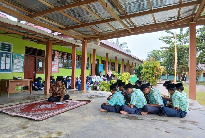 Semangat Tak Surut, Pengajian Tahfidz Juz 30 Tetap Berlangsung di Tengah Guyuran Hujan Semangat Tak Surut, Pengajian Tahfidz Juz 30 Tetap Berlangsung di Tengah Guyuran Hujan