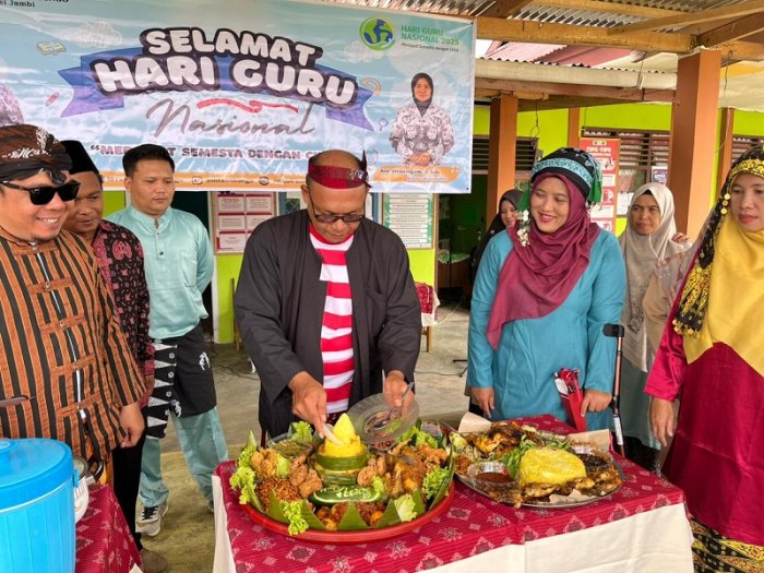 Istri Kepala Madrasah Meriahkan Hari Guru Nasional di MTsN 4 Bungo Istri Kepala Madrasah Meriahkan Hari Guru Nasional di MTsN 4 Bungo