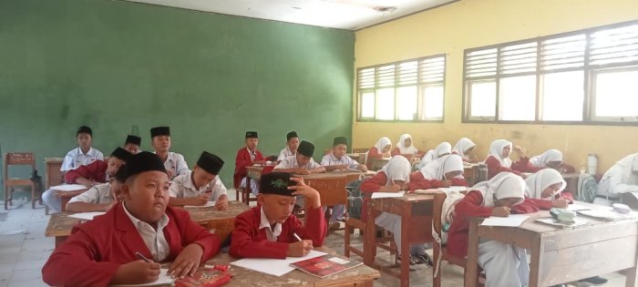Melatih Kemampuan Bahasa Inggris Siswa Melalui Soal Simple Present Tense