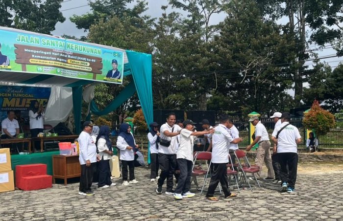 Memeriahkan Jalan Santai Kerukunan, Kepala MTsN 4 Bungo Unjuk Kebolehan dalam Lomba Tradisional Joget Rebutan Kursi Memeriahkan Jalan Santai Kerukunan, Kepala MTsN 4 Bungo Unjuk Kebolehan dalam Lomba Tradisional Joget Rebutan Kursi