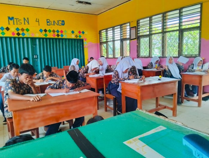 Suasana Belajar Kondusif: Kelas IX A Tekun Mengerjakan Tugas Suasana Belajar Kondusif: Kelas IX A Tekun Mengerjakan Tugas