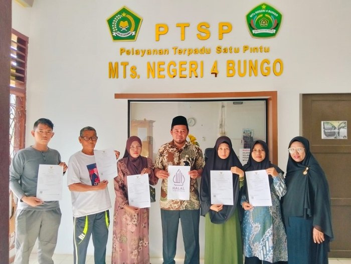 Jaminan Halal dan Thayyib, 5 Kantin MTsN 4 Bungo Raih Sertifikat Halal Jaminan Halal dan Thayyib, 5 Kantin MTsN 4 Bungo Raih Sertifikat Halal