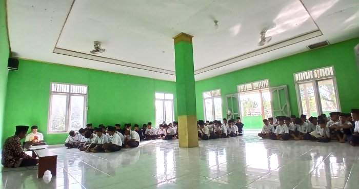 Pengajian Pagi MTsN 4 Bungo Berlangsung di Mushola, Pembina Tekankan Etika dan Keikhlasan Pengajian Pagi MTsN 4 Bungo Berlangsung di Mushola, Pembina Tekankan Etika dan Keikhlasan