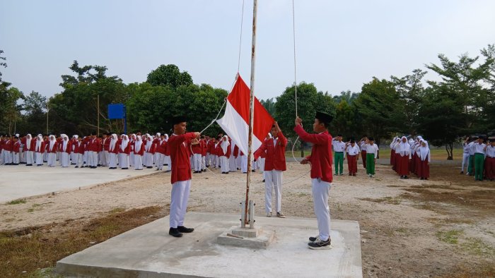 Petugas dari Kelas IX.B Sukses Jalankan Tugas, Upacara Bendera di MTsN 4 Bungo Berlangsung Khidmat