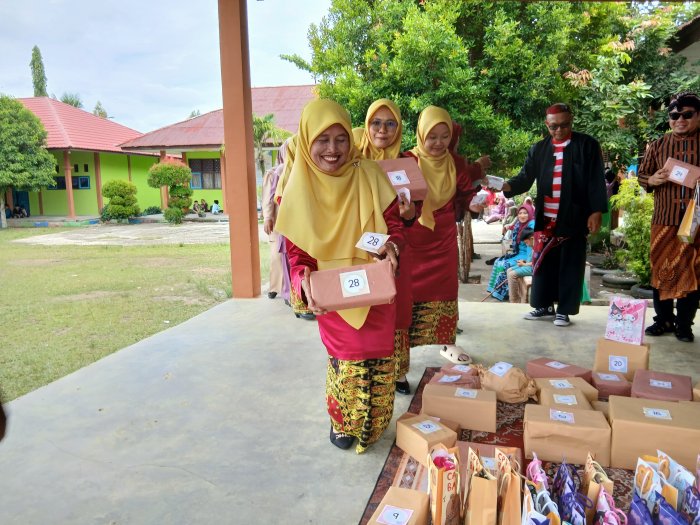 Semarak Tukar Kado Rp 25.000 Warnai Perayaan Hari Guru Nasional