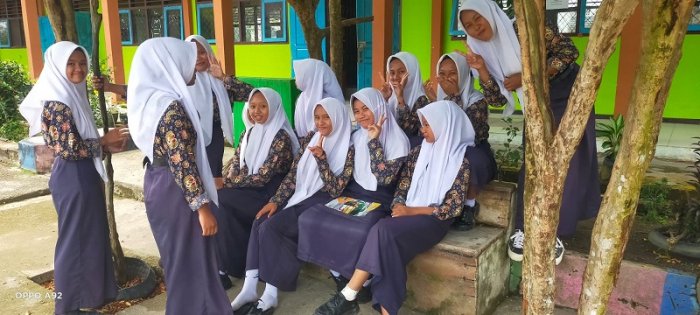 Teduhnya Ramadhan: Pohon Rindang Jadi Tempat Favorit Siswi MTsN 4 Bungo Beristirahat Teduhnya Ramadhan: Pohon Rindang Jadi Tempat Favorit Siswi MTsN 4 Bungo Beristirahat