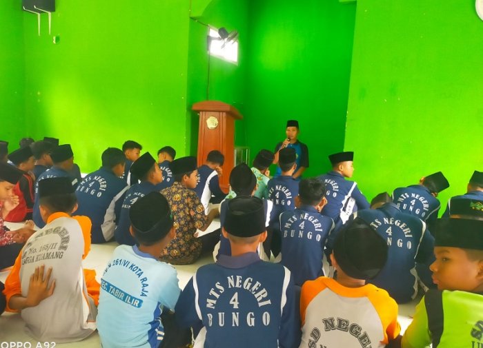 Shalat Berjamaah di MTsN 4 Bungo Jadi Kunci Pembentukan Disiplin Waktu dan Karakter Siswa Shalat Berjamaah di MTsN 4 Bungo Jadi Kunci Pembentukan Disiplin Waktu dan Karakter Siswa