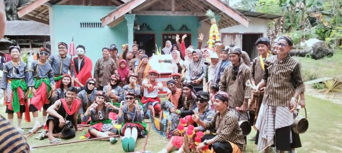 Madrasah dan Masyarakat Bersinergi, MTsN 4 Bungo Hadiri Peringatan Ulang Tahun Kampung 2 Desa Daya Murni ke-42 Madrasah dan Masyarakat Bersinergi, MTsN 4 Bungo Hadiri Peringatan Ulang Tahun Kampung 2 Desa Daya Murni ke-42