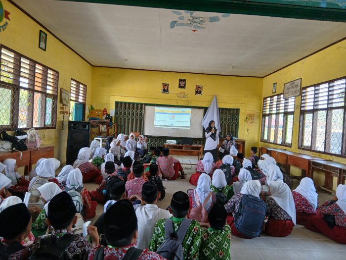 Asah Kreativitas dan Konsentrasi, Peserta MATAMUDA MTsN 4 Bungo Antusias Ikuti Sesi Tebak Gambar Menjadi Kata